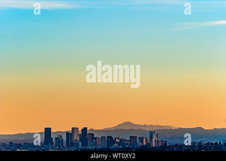 Denver skyline vor dem Hintergrund der Berge Stockfoto