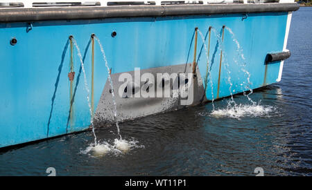 Wasser, das von einem Schiff Stern für die Kühlung des Motors Stockfoto