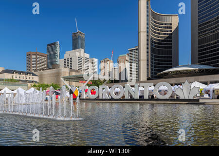 Toronto unterzeichnen und Toronto City Hall in Nathan Phillips Square an sonnigen Sommertagen, Kanada. Stockfoto