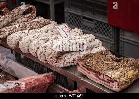 Frisches Fleisch, Street Market, Paris Vororte Stockfoto