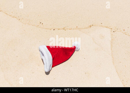 Rote Weihnachtsmütze auf sandigen tropischen Karibik Strand Stockfoto