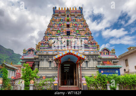 Bunte Fassade eines Hindu Tempel in Victoria, Mahe, Seychellen Stockfoto