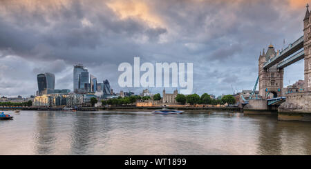 Panoramablick auf London City und Tower bridge bei Sonnenuntergang, Vereinigtes Königreich.