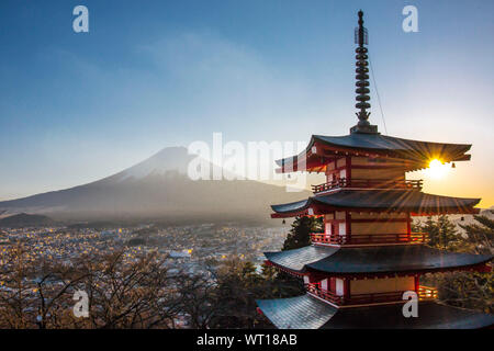 Blick auf den Fuji oder Fujisan von der Chureito-Pagode mit Blick auf Fujiyoshida City bei Sonnenuntergang Stockfoto