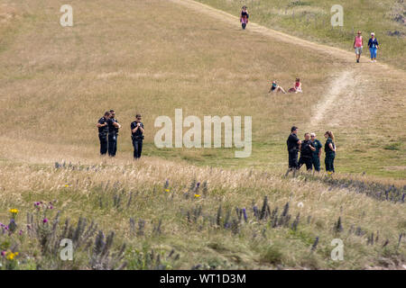 East Sussex, Beachy Head, Großbritannien, 10. Juli 2019: Polizisten auf den Klippen von Beachy Head an einem Incident Stockfoto