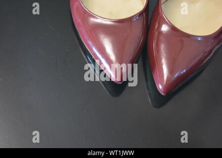 Der reine modische Stil, dunkle Kirschlackschuhe mit spitzer Spitze, Damenschuhe mit Absatzschuhen aus echtem Leder. Stockfoto
