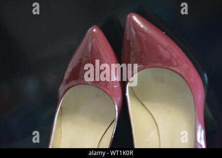 Der reine modische Stil, dunkle Kirschlackschuhe mit spitzer Spitze, Damenschuhe mit Absatzschuhen aus echtem Leder. Stockfoto