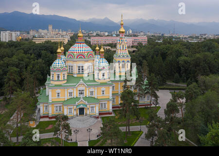 Drone Aufnahmen der Christi-himmelfahrt-Kathedrale in Almaty, Kasachstan, eine Russisch-orthodoxe Kirche. Stockfoto