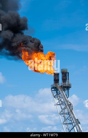 Flare Tipp von Gas Processing Platform zu entlüften und giftige Gase verbrennen, Release in einen sicheren Bereich. Stockfoto