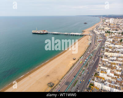 Luftbild des berühmten Brighton Pier und Ozean an der Südküste von England UK das ist ein Teil der Stadt Brighton und Hove auf Stockfoto