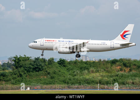 Flughafen Chengdu, Provinz Sichuan, China - 28. August 2019: China Eastern Airlines Airbus A320 Commercial Airplane Landing in Chengdu Stockfoto