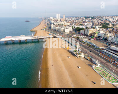 Luftbild des berühmten Brighton Pier und Ozean an der Südküste von England UK das ist ein Teil der Stadt Brighton und Hove auf Stockfoto