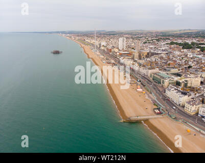 Luftbild des Brighton Strand und Küste entfernt an der Südküste von England UK das ist ein Teil der Stadt Brighton und Hove auf Stockfoto