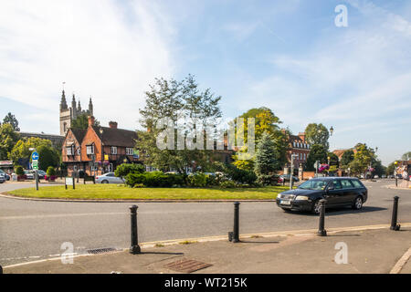 Beaconsfield, England - 24. August 2019: Ein Auto nähert sich dem roundabount in Beaconsfield. Die Stadt ist in Buckinghamshire Stockfoto