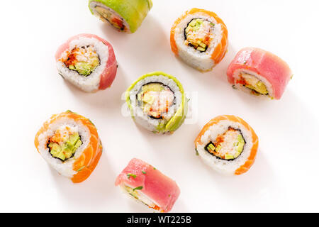 Flach mit bunten Sushi Rollen mit Krabbenfleisch auf weißem Hintergrund Stockfoto