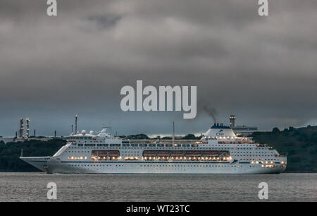 Roches Point, Cork, Irland. 11. September, 2019. Kreuzfahrtschiff Columbus parow Vergangenheit der Ölraffinerie im Whitegate, als Sie Ihren Weg bis der Hafen im Morgengrauen auf dem Weg nach Cobh, Co Cork, Irland besuchen Sie macht. - Gutschrift; David Creedon/Alamy leben Nachrichten Stockfoto