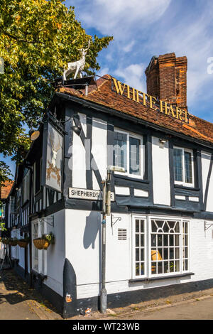 Beaconsfield, England - 24. August 2019: Das WHite Hart Pub und ein Restaurant. Das Gebäude stammt aus dem 17. Jahrhundert. Stockfoto