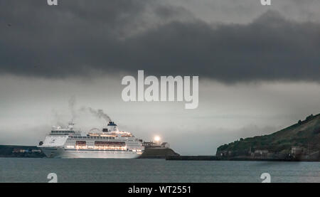 Roches Point, Cork, Irland. 11. September, 2019. Kreuzfahrtschiff Columbus parow Vergangenheit Roches Point, als sie den Mund Der Hafen in der Dämmerung auf ihrem Weg in Cobh, Co Cork, Irland besuchen. - Gutschrift; David Creedon/Alamy leben Nachrichten Stockfoto