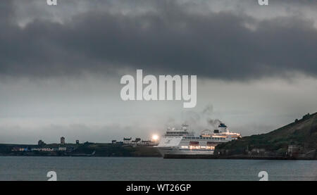 Roches Point, Cork, Irland. 11. September, 2019. Kreuzfahrtschiff Columbus parow Vergangenheit Roches Point, als sie den Mund Der Hafen in der Dämmerung auf ihrem Weg in Cobh, Co Cork, Irland besuchen. - Gutschrift; David Creedon/Alamy leben Nachrichten Stockfoto