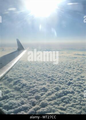 Blauer Himmel und Wolken Blick aus dem Flugzeug. Stockfoto