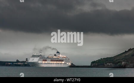 Roches Point, Cork, Irland. 11. September, 2019. Kreuzfahrtschiff Columbus parow Vergangenheit Roches Point, als sie den Mund Der Hafen in der Dämmerung auf ihrem Weg in Cobh, Co Cork, Irland besuchen. - Gutschrift; David Creedon/Alamy leben Nachrichten Stockfoto