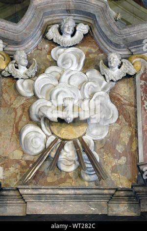 Heilige Geist ist von Engeln, Statue auf dem Hauptaltar in der St. Johannes der Täufer Kirche in Zagreb, Kroatien umgeben Stockfoto