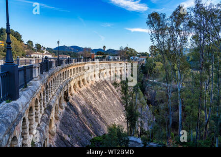 Viadukt über die Quebrada del Conde de Guadalhorce Stausee in der Nähe von Perugia, Andalusien, Spanien, Europa, Parque Natural de Ardales Stockfoto