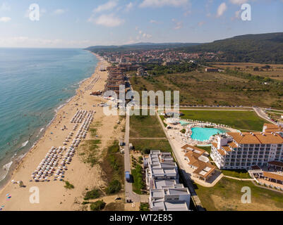 Luftaufnahme der schöne kleine Stadt und Badeort wie Obzor in Bulgarien bekannt, die die Küsten Hotels und die Menschen entspannen und Spaß haben o Stockfoto