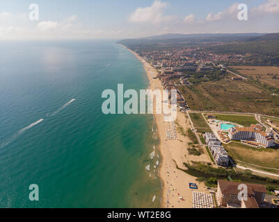 Luftaufnahme der schöne kleine Stadt und Badeort wie Obzor in Bulgarien bekannt, die die Küsten Hotels und die Menschen entspannen und Spaß haben o Stockfoto