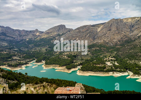 Landschaft rund um den Stausee von Guadelest, in der Nähe von Benidorm, Valencia in Spanien Stockfoto
