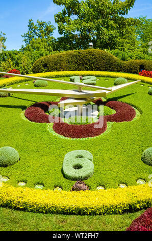 Beliebten Blumenuhr in Genf, Schweiz. L'Horloge Fleurie in französischer Sprache, Outdoor flower Clock auf der westlichen Seite des Jardin Anglais Park entfernt. Symbol der Stadt Uhrmacher, touristische Attraktion. Stockfoto