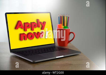 Jetzt bewerben Geschäftsmann hand Arbeiten am Laptop auf hölzernen Schreibtisch Laptop mit leerer Bildschirm Laptop am Tisch Stockfoto