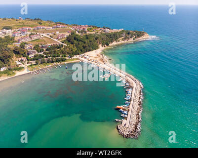 Luftaufnahme der schöne kleine Stadt und Badeort Obzor in Bulgarien mit der Fischerei- und Yachthafen der Stadt zeigt Fischerboote Stockfoto