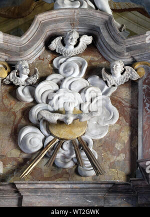 Heilige Geist ist von Engeln, Statue auf dem Hauptaltar in der St. Johannes der Täufer Kirche in Zagreb, Kroatien umgeben Stockfoto