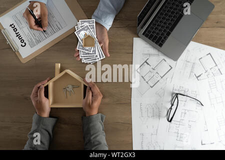 Real estate agent die Unterzeichnung eines Vertrages über einen Hausschlüssel Immobilien Home Loan Stockfoto