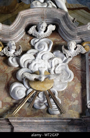 Heilige Geist ist von Engeln, Statue auf dem Hauptaltar in der St. Johannes der Täufer Kirche in Zagreb, Kroatien umgeben Stockfoto