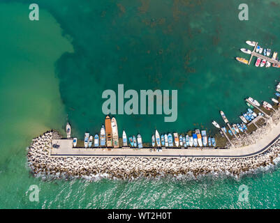 Luftaufnahme der Boote und Marina in der kleinen Stadt und Badeort Obzor in Bulgarien mit den Fischerbooten und Marina im Ozean getroffen Stockfoto