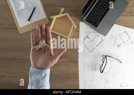 Real estate agent die Unterzeichnung eines Vertrages über einen Hausschlüssel Immobilien Home Loan Stockfoto