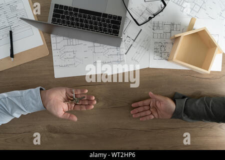 Real estate agent die Unterzeichnung eines Vertrages über einen Hausschlüssel Immobilien Home Loan Stockfoto