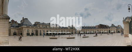 Dijon, Burgund/Frankreich - 27. August 2019: Panorama Blick auf den Place de la Liberacion Platz im Herzen der Altstadt von Dijon. Stockfoto