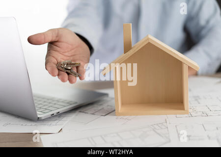 Real estate agent die Unterzeichnung eines Vertrages über einen Hausschlüssel Immobilien Home Loan Stockfoto