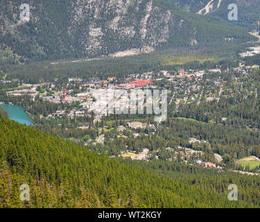 Von oben auf die Stadt Banff vom Gipfel des Sulphur Mountain. Stockfoto