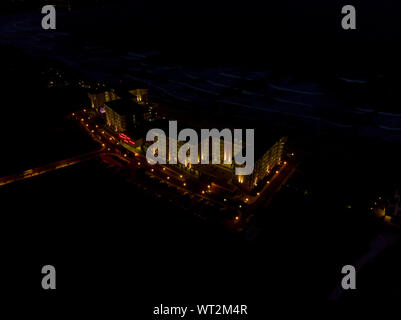 Antenne Nacht Foto des Hotels und das Meer direkt vor der wunderschönen kleinen Stadt und Badeort wie Obzor in Bulgarien bekannt Stockfoto