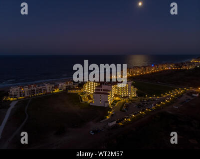 Antenne Nacht Foto des Hotels und das Meer direkt vor der wunderschönen kleinen Stadt und Badeort wie Obzor in Bulgarien bekannt Stockfoto