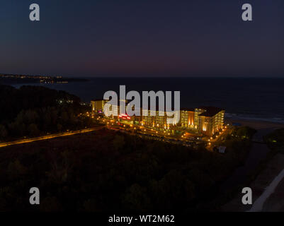 Antenne Nacht Foto des Hotels und das Meer direkt vor der wunderschönen kleinen Stadt und Badeort wie Obzor in Bulgarien bekannt Stockfoto