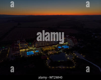 Antenne Nacht Foto des Hotels und das Meer direkt vor der wunderschönen kleinen Stadt und Badeort wie Obzor in Bulgarien bekannt Stockfoto