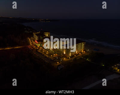 Antenne Nacht Foto des Hotels und das Meer direkt vor der wunderschönen kleinen Stadt und Badeort wie Obzor in Bulgarien bekannt Stockfoto