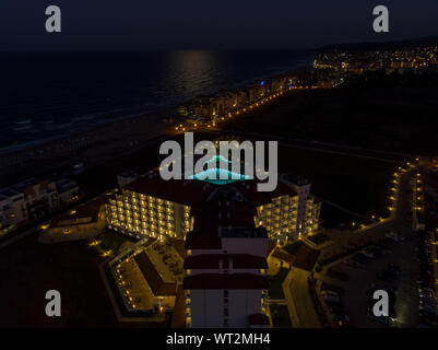 Antenne Nacht Foto des Hotels und das Meer direkt vor der wunderschönen kleinen Stadt und Badeort wie Obzor in Bulgarien bekannt Stockfoto