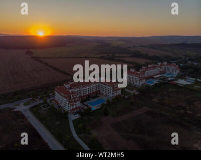 Antenne Nacht Foto des Hotels und das Meer direkt vor der wunderschönen kleinen Stadt und Badeort wie Obzor in Bulgarien bekannt Stockfoto