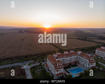 Antenne Nacht Foto des Hotels und das Meer direkt vor der wunderschönen kleinen Stadt und Badeort wie Obzor in Bulgarien bekannt Stockfoto